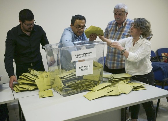 Officials count votes at a polling station, in Ankara, Turkey, Sunday, May 14, 2023. Election polls have closed Sunday in Turkey, where President Recep Tayyip Erdogan&#039;s leadership hung in the bal ...