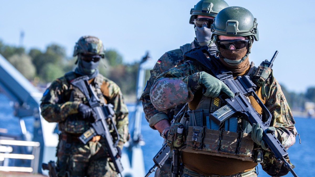 04.09.2025, Mecklenburg-Vorpommern, Rostock: Einheiten der Bundeswehr sichern bei einem