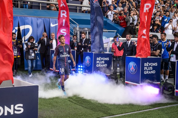 epa06126470 Brazilian striker Neymar Jr during his official presentation to the public as PSG player prior to the French Ligue 1 soccer match between Paris Saint-Germain (PSG) and Amiens SC at the Par ...