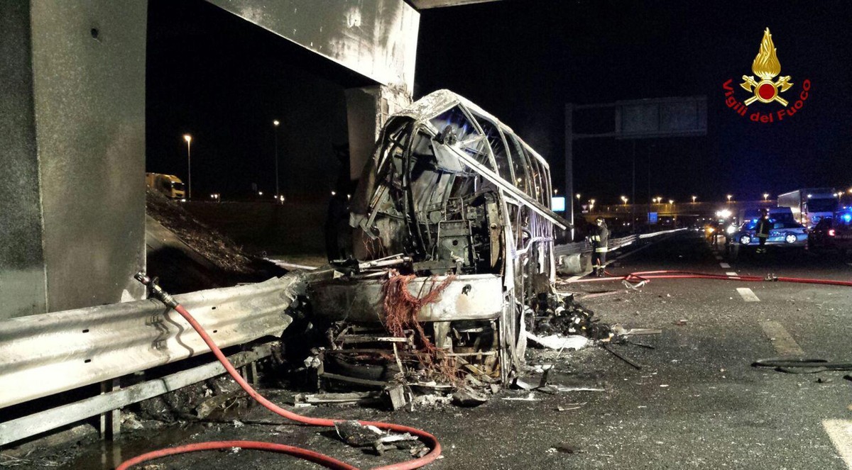 epa05737407 A handout photo made available by Vigili del Fuoco (Italian Firewatchers) shows a burned Hungarian bus after an accident at 'Verona Est' highway's exit in Verona, Italy, 21  ...