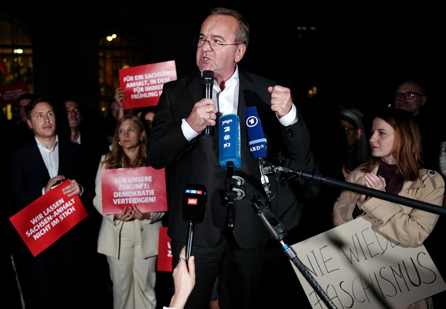 06.10.2026, Berlin: Boris Pistorius (SPD), Verteidigungsminister, stimmt die Nationalhymne w�hrend einer Protestveranstaltung auf dem Bebelplatz anl�sslich der konstituierenden Landtagssitzung in Sach ...