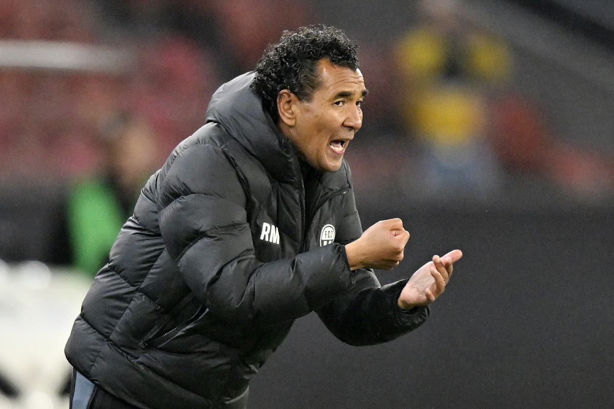 FCZ Trainer Ricardo Moniz beim Fussballspiel der Super League FC Zuerich gegen BSC Young Boys im Stadion Letzigrund in Zuerich am Samstag, 2. November 2024. (KEYSTONE/Walter Bieri )