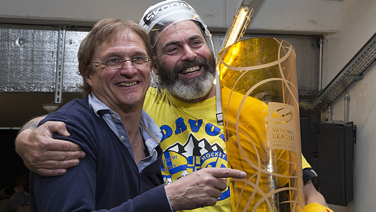Da war der Pokal noch ganz: Arno Del Curto posiert nach seinem sechsten Meistertitel mit dem Vater von Dino und Marc Wieser.