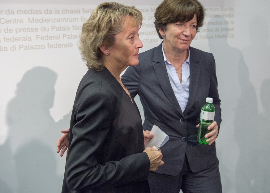 Bundesraetin Eveline Widmer-Schlumpf, links, und Kommunikationschefin Brigitte Hauser, rechts, nach der Kommunikation des Ruecktritts von Widmer-Schlumpf aus dem Bundesrat am Mittwoch, 28. Oktober 201 ...