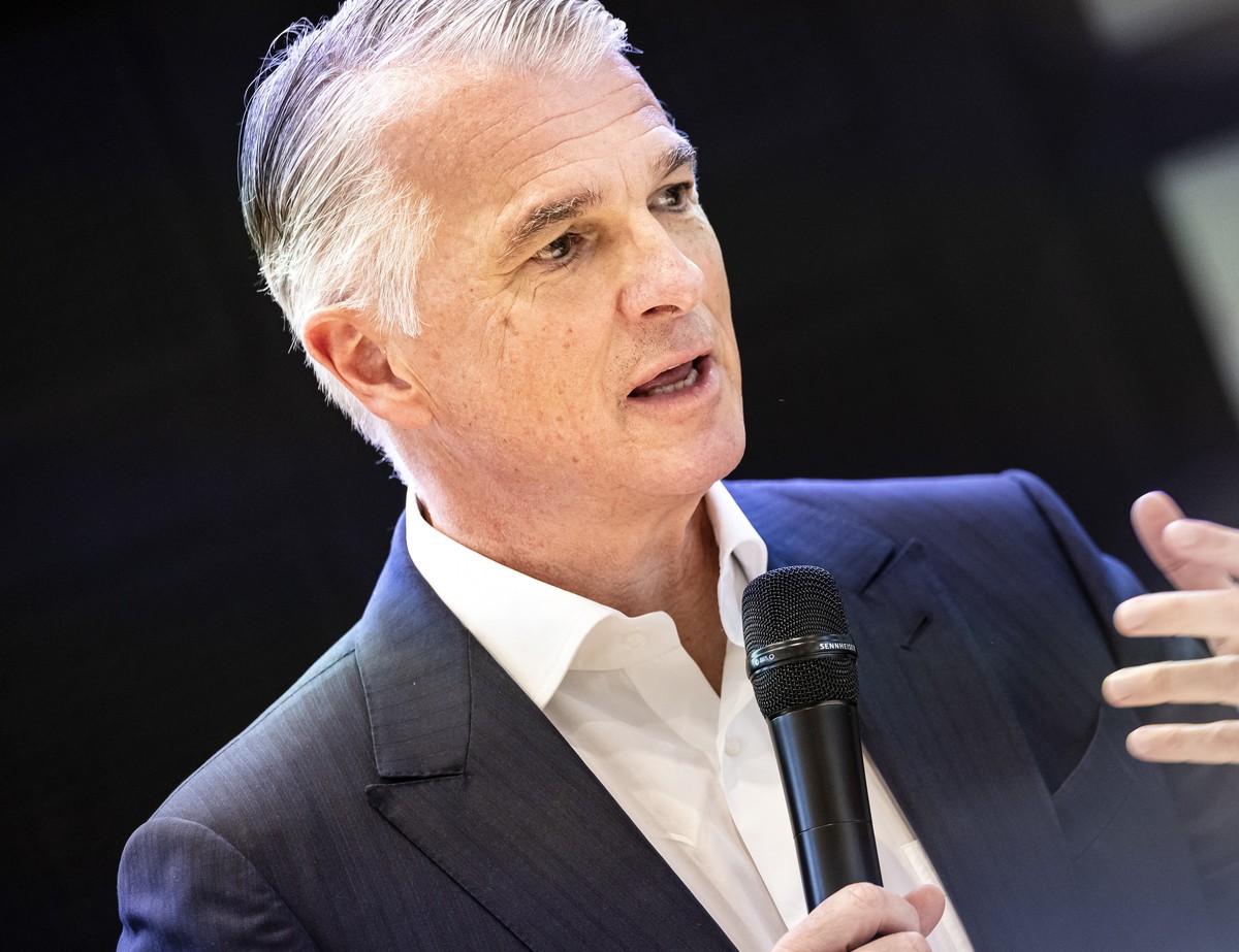 epa12018834 Group CEO of the Swiss bank UBS, Sergio Ermotti, speaks during a delegates' meeting of the Free Democratic Party (FDP) party of the Canton of Zurich, in Zurich, Switzerland, 08 April  ...