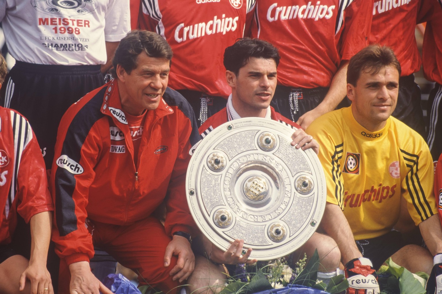 Otto Rehhagel Trainer und Deutscher Meister mit dem 1. FC Kaiserslautern mit Meisterschale und Ciriaco Sforza Deutscher Fußballmeister Saison 1997 / 1998 in