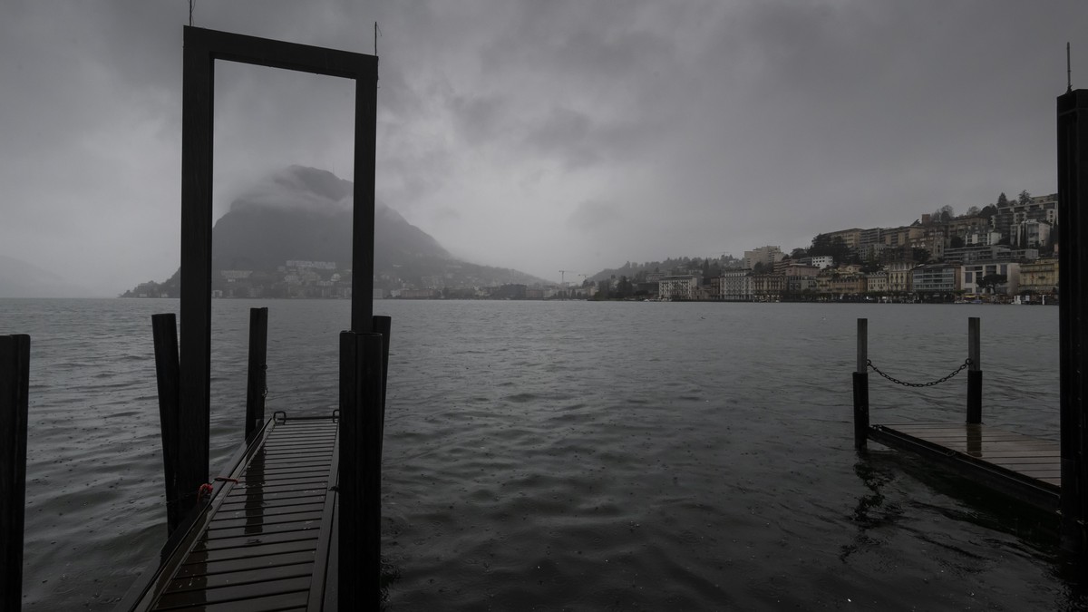 Ergiebiger Regen und truebes Wetter in Lugano mit dem San Salvatore in Wolken gehuellt, am Sonntag, 31. Maerz 2024. Aus touristischer Sicht sind die Ostertage 2024 im Tessin und weiteren Teilen der Su ...