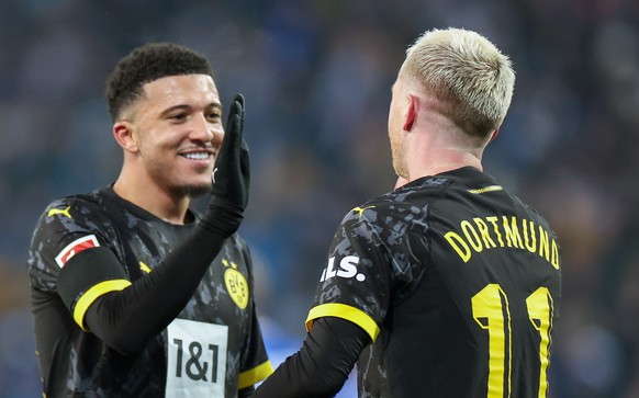 epa11074384 Dortmund&#039;s Marco Reus (R) celebrates scoring the 0-2 goal with teammate Jadon Sancho (L) during the German Bundesliga soccer match between SV Darmstadt 98 and Borussia Dortmund in Dar ...