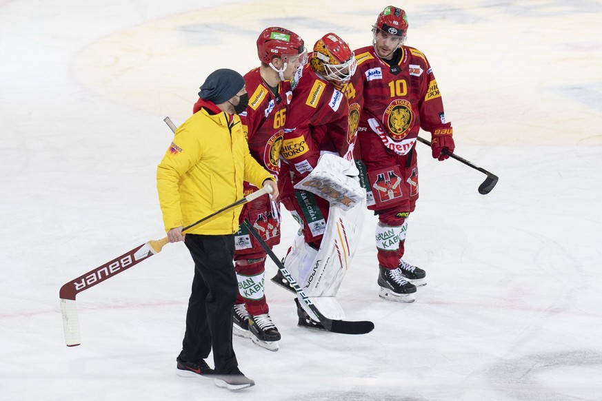 Tigers Goalie Ivars Punnenovs, Mitte, wird verletzt vom Spielfeld gefuehrt, waehrend dem Qualifikationsspiel der Eishockey National League zwischen den SCL Tigers und dem EV Zug, am Samstag, 4. Dezemb ...