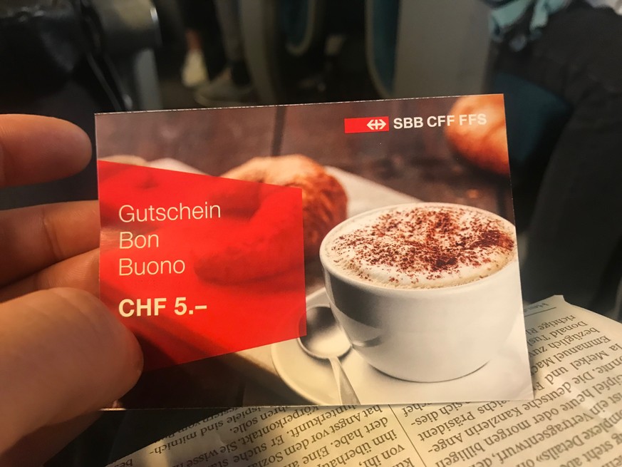 SBB-Mitarbeitende verteilen derzeit jeden Morgen Gutscheine an die Passagiere.