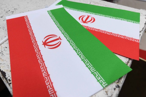 epa12877976 Iranian flags displayed in a shop after the US-Iran ceasefire announcement in Karachi, Pakistan, 09 April 2026. Pakistan's Prime Minister Sharif said on 08 April 2026 that Islamabad w ...