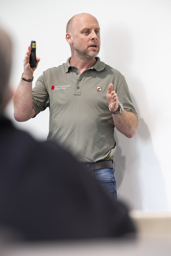 Nicolas Bourquin, Chef du Service de la chasse, de la peche et de la faune, parle lors d'une conference de presse afin de presenter le bilan 2024-2025 de la presence du loup en Valais et de sa re ...