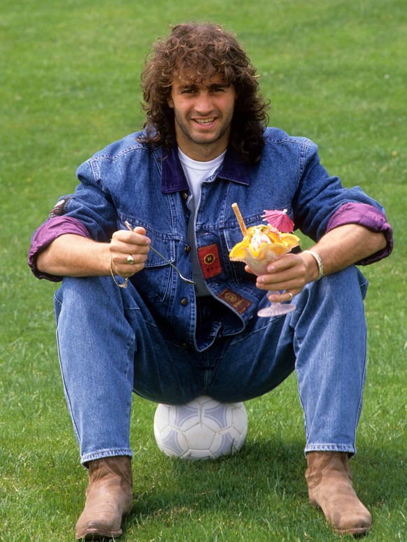 Maurizio Gaudino (VfB Stuttgart) sitzt auf einem Rasen auf einem Ball und isst ein Eis

Maurizio Gaudino VfB Stuttgart sits on a Lawn on a Ball and eating a Ice
