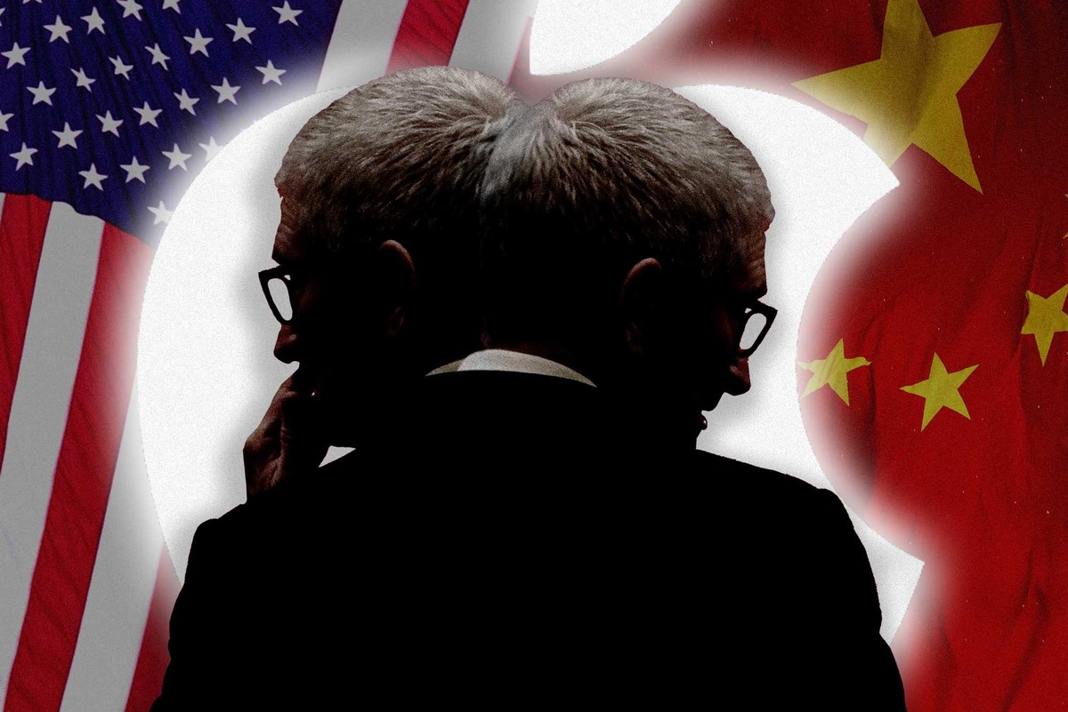 Apple und China ein seltsames Paar. Photomontage zeigt Tim Cook vor einem Apple Logo. Er schaut gleichzeitig nach links und rechts, wo die Flaggen der USA beziehungsweise China im Hintergrund platzier ...