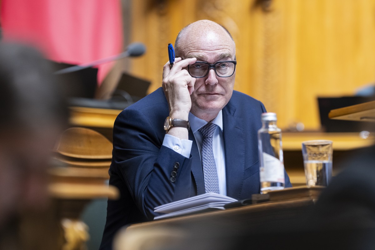 Bundesrat Martin Pfister, der seinen rekonvaleszenten Kollegen Albert Roesti vertritt, hoert einem Votum zu, an der Sondersession des Nationalrates, am Donnerstag, 30. April 2026 im Nationalrat in Ber ...