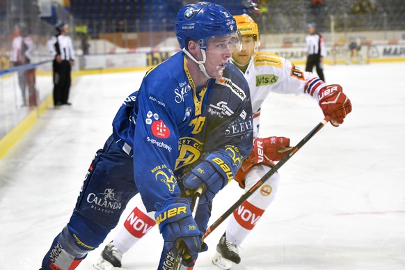 Davos&#039; Enzo Corvi, links, gegen SC Rapperswil-Jona Lakers Casey Wellman, im fuenften Eishockey-Spiel des Playout-Final der National League zwischen dem HC Davos und den SC Rapperswil-Jona Lakers, ...