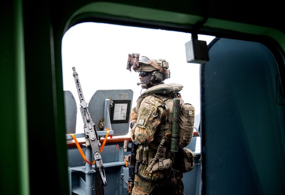 epa12329709 A soldier of the Germany Navy at the bridge of the submarine hunting frigate &#039;Bayern&#039; near Rostock, Germany, 28 August 2025. Germany has created a special budget for modernizing  ...