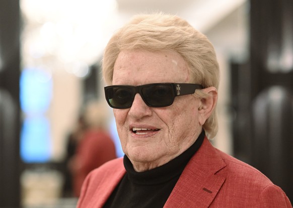 ARCHIV - 19.10.2023, Sachsen, Dresden: S�nger Heino steht anl�sslich eines Pressetermins zu seiner Europa-Kirchentournee unter dem Motto �Die Himmel r�hmen� in einem Restaurant im Taschenbergpalais. A ...