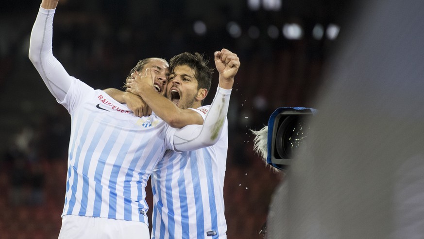 Zuerichs Michael Frey, links, jubelt mit Roberto Rodriguez, rechts, nach Freys 1:0 Tor im Fussball Meisterschaftsspiel der Super League zwischen dem FC Zuerich und dem FC Lausanne-Sport im Letzigrund, ...