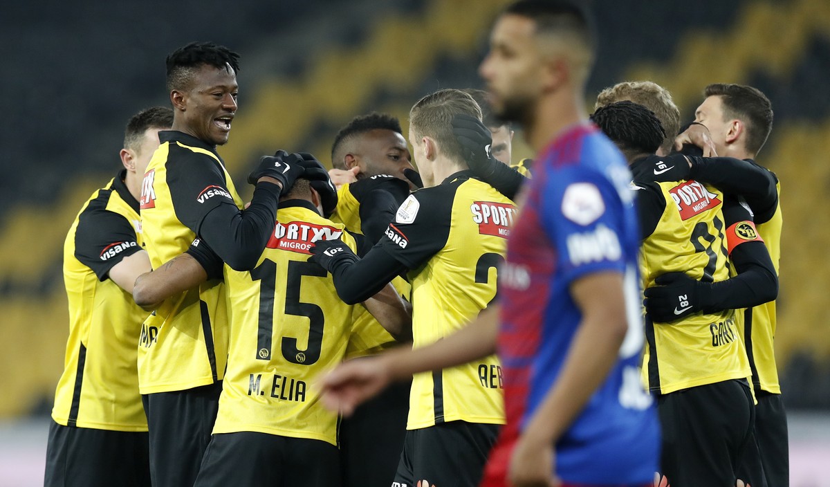 YBs Spieler jubeln nach Tor zum 2-1 neben Basels Jorge, im Super League Spiel zwischen dem BSC Young Boys Bern und dem FC Basel, am Samstag, 21. Novmber 2020 im Stadion Wankdorf in Bern. (KEYSTONE/Pet ...