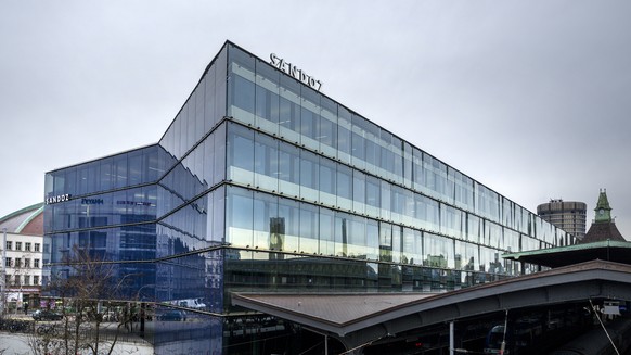Das Logo der Sandoz AG am Buerogebaeude Elsaessertor der Basler Architekten Herzog und de Meuron in Basel, am Dienstag, 16. Dezember 2025. Nach der Ausgliederung von Novartis ist der Hauptsitz der San ...