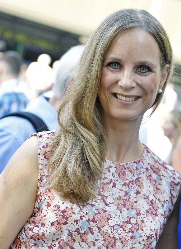 Petra Goessi, rechts, Praesidentin der FDP strahlt mit Yasmine Bourgeois, links, Gemeinderaetin der Stadt Zuerich und Nationalratskandidatin am Tag der FDP in der Schachenhalle in Aarau am Samstag, 31 ...