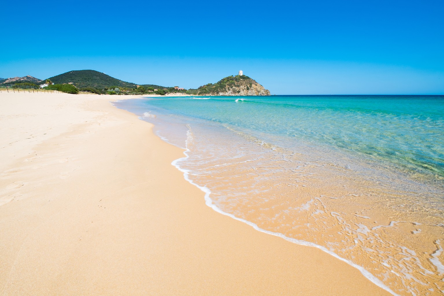 Nur schon beim Anschauen dieses Strandes in Sardinien verspürt man Sommergefühle.