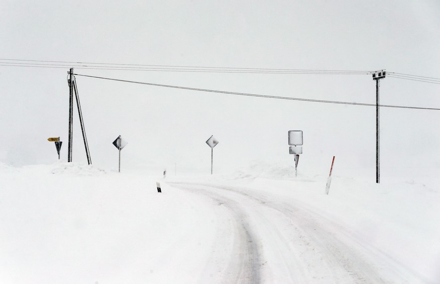 10.01.2019, Bayern, Weilheim: Schilder und Masten ragen aus der winterlich verschneiten Landschaft. (KEYSTONE/DPA/Karl-Josef Hildenbrand)