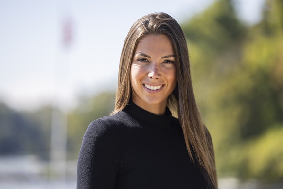 Laura Villars, pilote automobile suisse et candidate a la presidence de la FIA (Federation Internationale de l&#039;Automobile), pose pour le photographe ce mercredi, 1 octobre 2025 a Dully. (KEYSTONE ...
