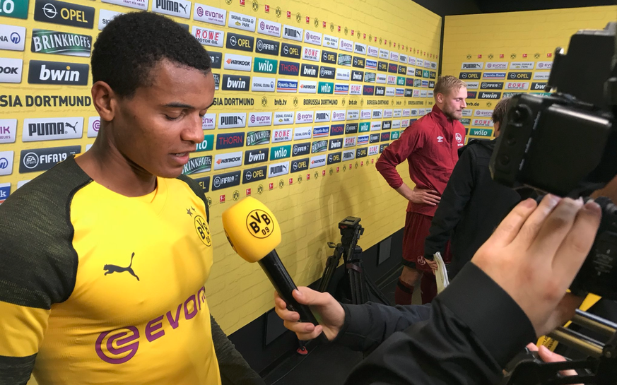 Ein gefragter Mann: Manuel Akanji stellt sich nach der Partie den Reportern.