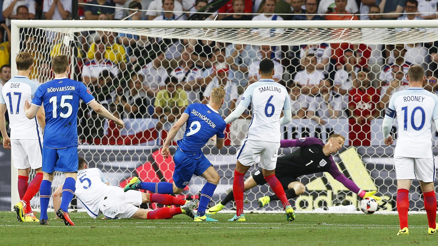 Sigthorsson (Mitte) schiesst Islands 2:1, England-Goalie Hart taucht zu spät.