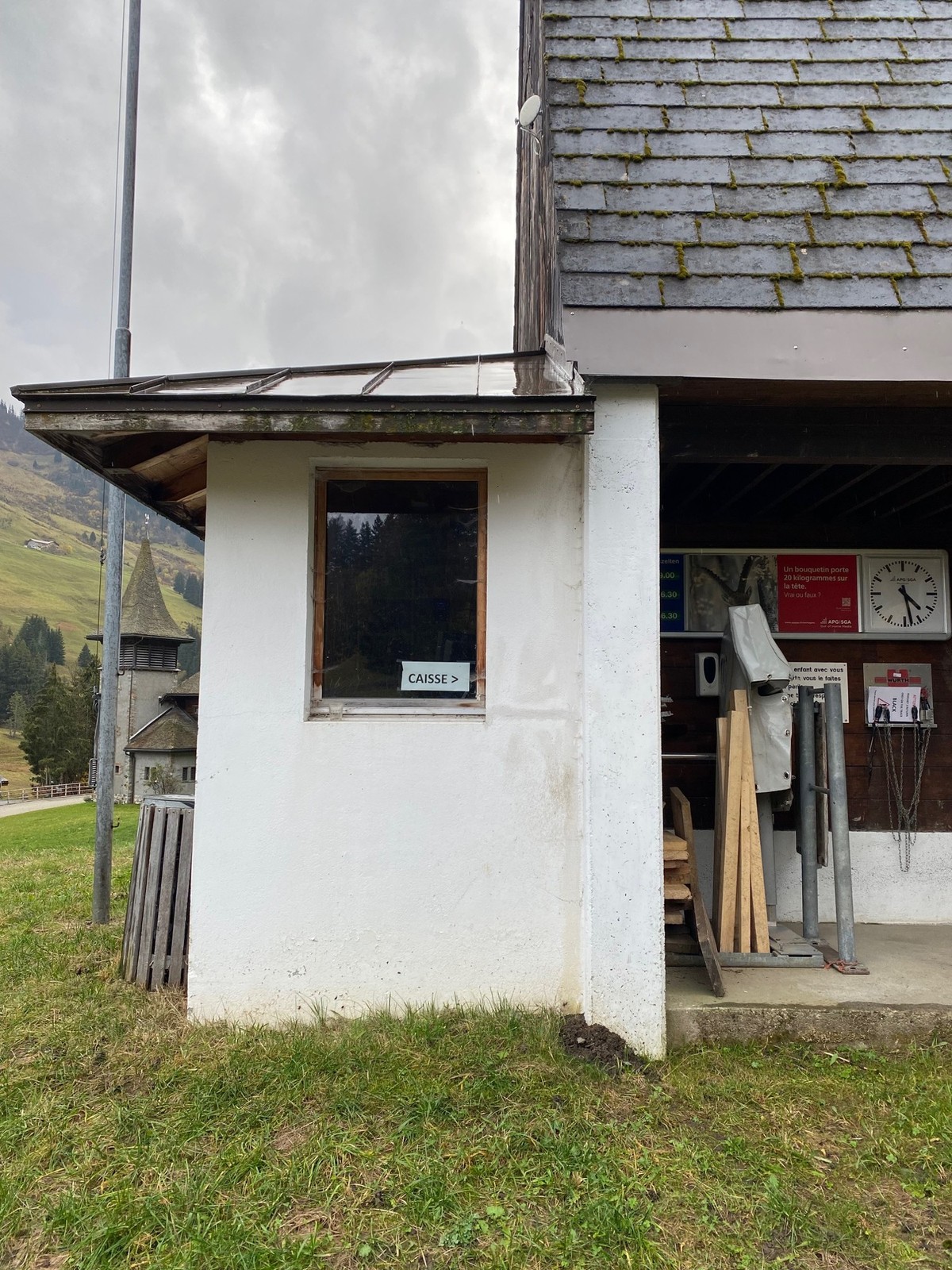 Les caisses du téléski des Parchets.