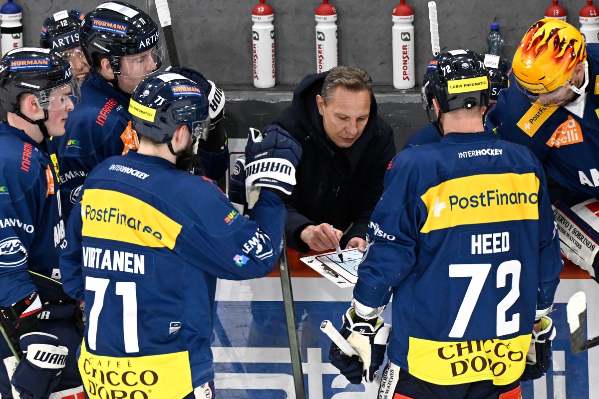 Ambris Head Coach Jussi Tapola, waehrend dem Time Out beim Eishockey-Qualifikationsspiel der National League, zwischen den SCL Tigers und dem HC Ambri-Piotta, am Samstag, 31. Januar 2026, in der Emmen ...