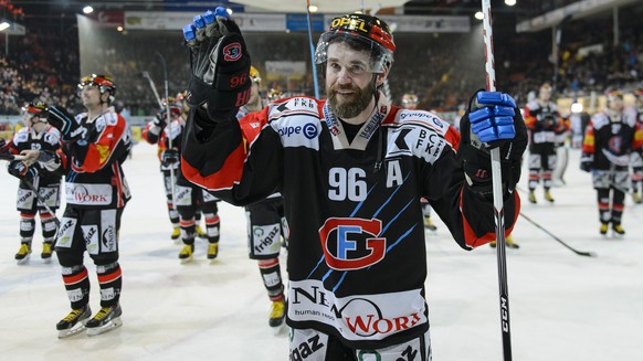 Emotion pour le joueur fribourgeois Christian Dube, a l&#039;occasion de la fin de sa carrire de joueur, lors du 6eme match de la ronde de placement de play-out du championnat suisse de hockey sur gl ...