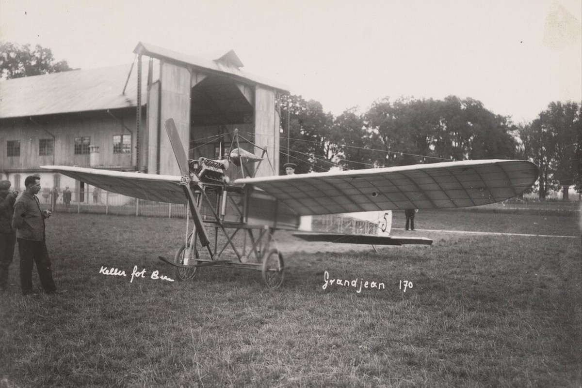 René Grandjean in seinem Eindecker vor der Ballonhalle auf der Berner Allmend 1913.