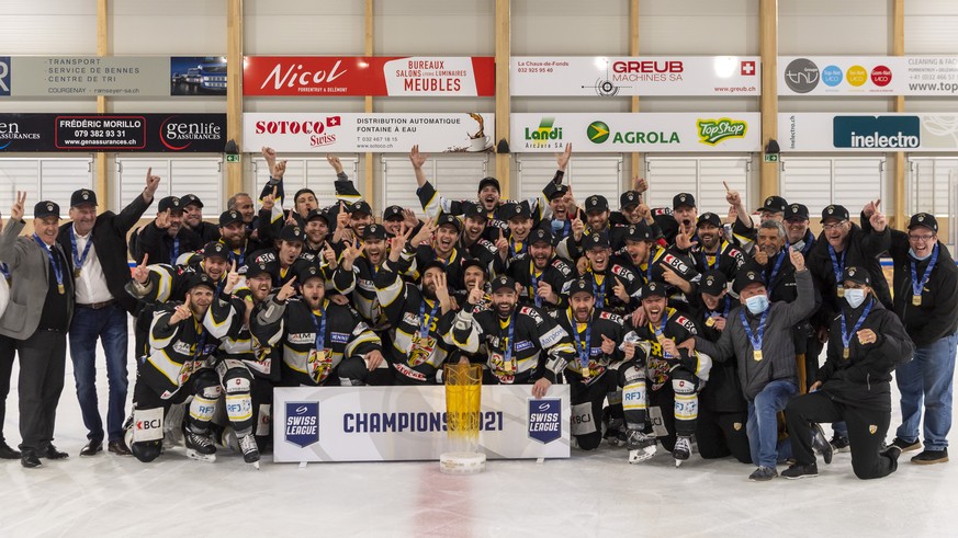 Ajoies Mannschaft jubelt mit dem Pokal nach dem gewonnenen sechsten Eishockey Playoff-Finalspiel der Swiss League zwischen dem HC Ajoie und dem EHC Kloten, in der Raiffeisen Arena in Pruntrut, am Mitt ...