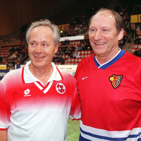 Koebi Kuhn (links) und Karl Odermatt (rechts) wieder in Aktion in der "Nacht des Schweizer Fussballs", am Freitag, 23. Januar 1998, in der Sporthalle St. Jakob in Basel. Es spielte die Oldie ...