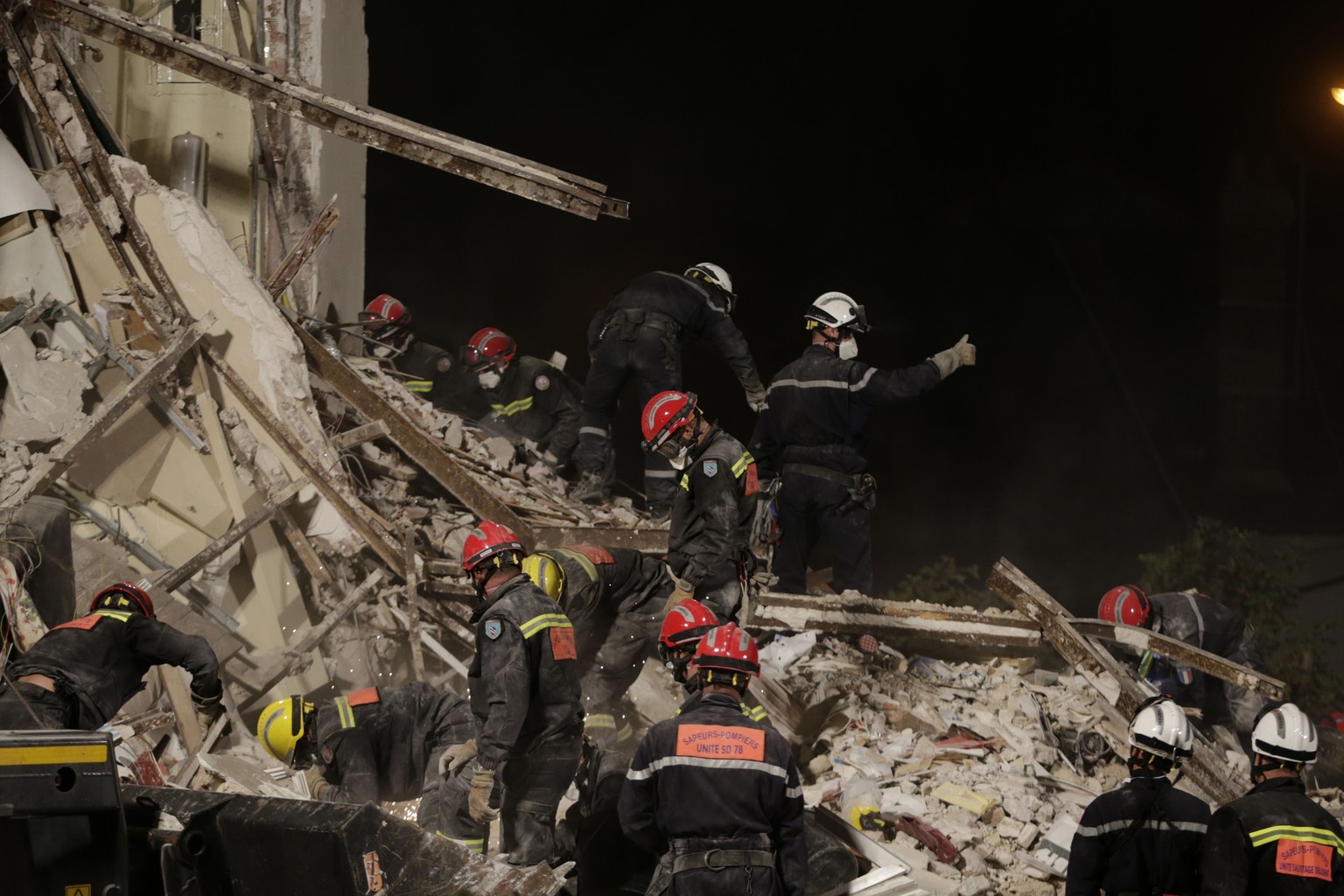 Eine Explosion brachte das vierstöckige Gebäude zum Einsturz.