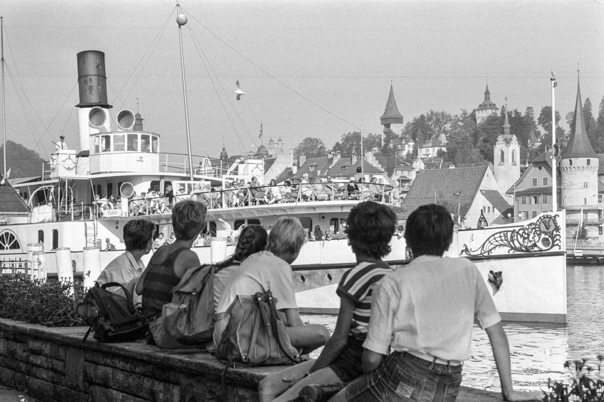 <strong>21. August 1985:</strong>&nbsp;Eine Primarklasse beobachtet auf ihrer Schulreise vom Ufer aus die Vorbeifahrt des Raddampfers «Stadt Luzern» auf dem Vierwaldstättersee.<br data-editable="remove">