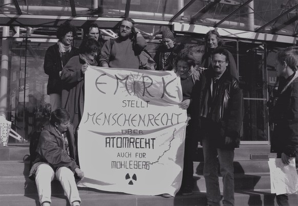 Bild aus frühen und bewegten Protesttagen: Joss (Vierter von links) demonstriert 1993 vor dem Europäischen Menschenrechtshof in Strassburg für die Abschaltung des AKW Mühleberg.