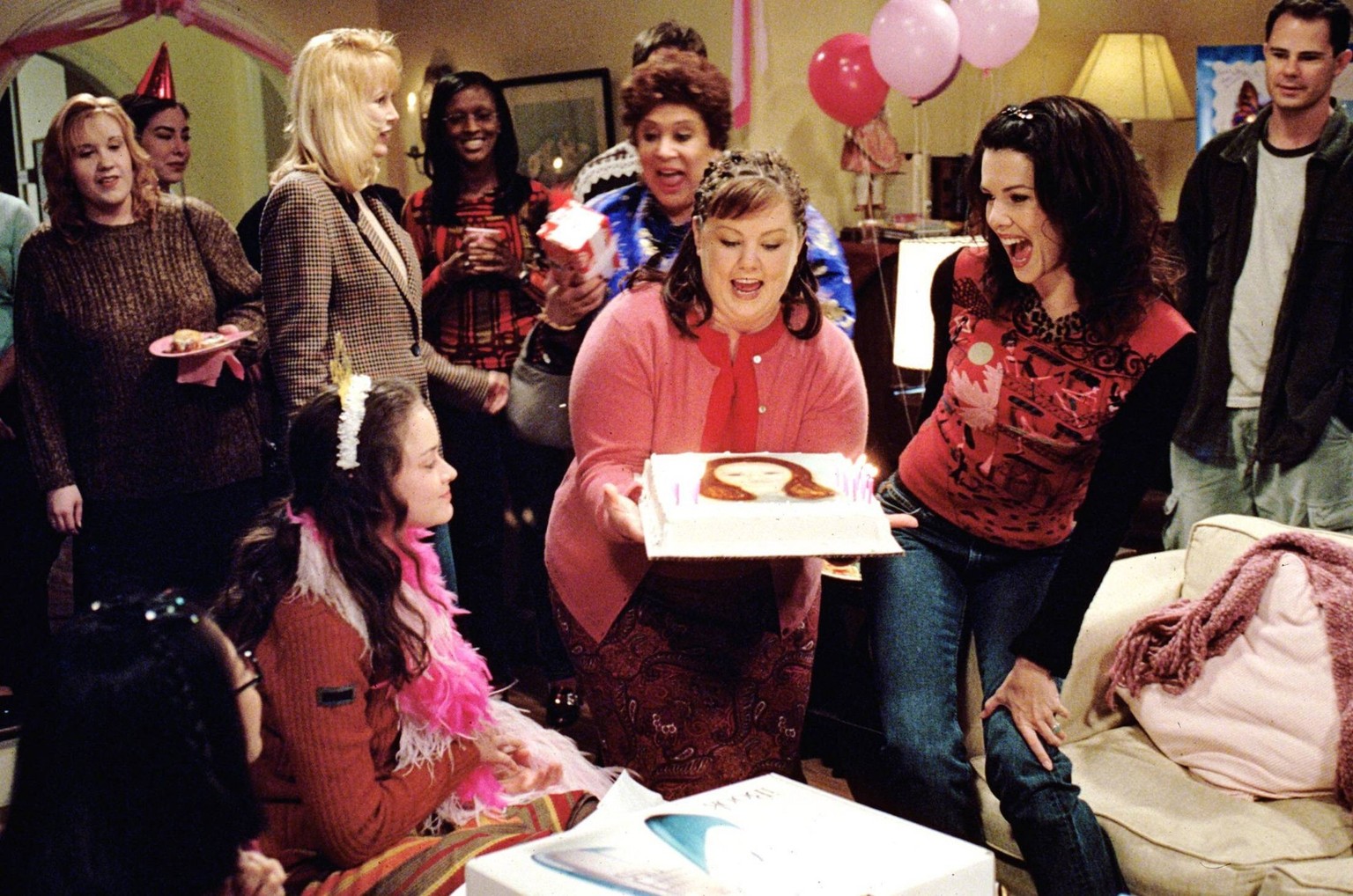 Film Stills from Gilmore Girls Episode: Rory s Birthday Parties Alexis Bledel, Melissa McCarthy, Lauren Graham November 9, 2000 Photo Credit: Randy Tepper PUBLICATIONxINxGERxSUIxAUTxONLY 30846532