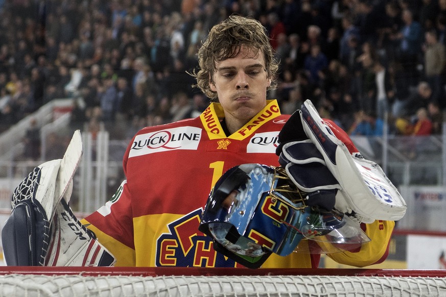 Biels Goalie Jonas Hiller zieht den Helm an im Eishockey Meisterschaftsspiel der National League zwischen dem EHC Biel und den SCL Tigers, am Samstag, 9. September 2017, in der Tissot Arena in Biel. ( ...