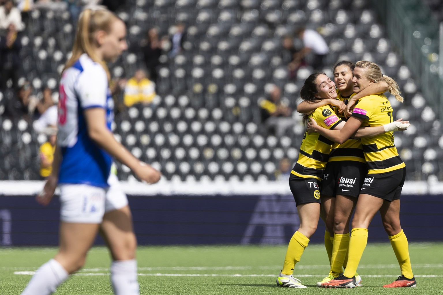 YBs Spielerinnen jubeln neben enttaueschten GC Spielerinnen nach dem Sieg im Fussball Playoff Viertelfinal Rueckspiel der Women&#039;s Super League zwischen dem BSC YB-Frauen und dem Grasshopper Club  ...