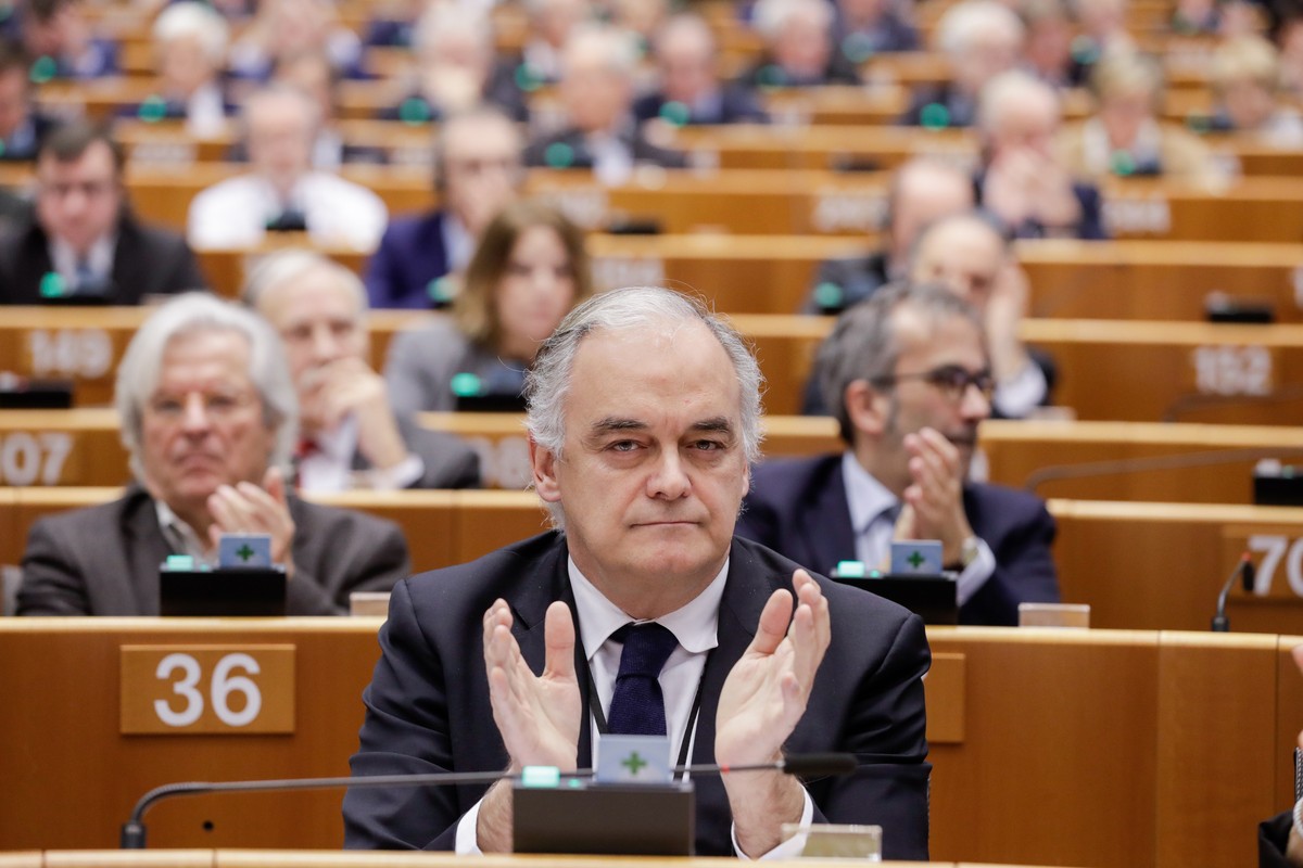 epaselect epa07333351 Spanish Delegation spokesman for the Popular Party in the European Parliament Esteban Gonzalez Pons attends the vote on Venezuela's situation during a plenary session at the ...
