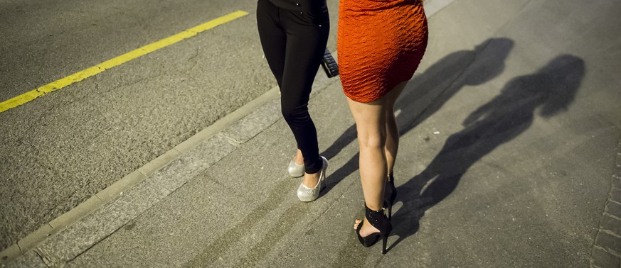 Prostituierte warten in Lausanne auf Kunden.