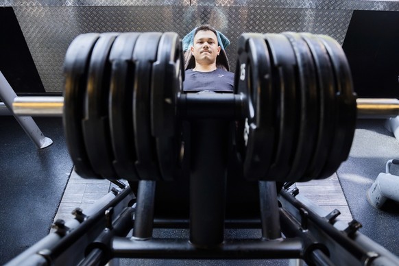 dpatopbilder - ARCHIV - 04.07.2023, Berlin: Armin Stolle, American-Football-Spieler und Student, trainiert in einem Fitnessstudio in Berlin-Wedding an der Beinpresse. Foto: Christoph Soeder/dpa +++ dp ...