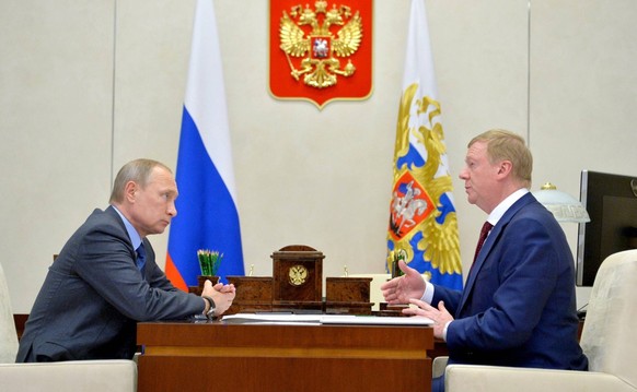 November 7, 2016. - Russia, Moscow region. - Russian President Vladimir Putin and RUSNANO s Chairman of the Executive Board Anatoly Chubais (right) during a meeting at the Novo-Ogaryovo residence. Kre ...