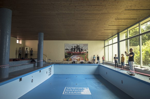 epa08519644 A teacher and members of the Vienna Boys&#039; Choir during a rehearsal at the indoor swimming pool of the choir&#039;s school in Vienna, Austria, 26 June 2020 (issued 01 July 2020). The V ...