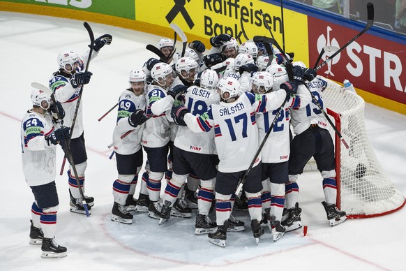epa12993300 Norway's player celebrate their victory after the 2026 IIHF Men's Ice Hockey World Championship preliminary round group B game between Czech Republic and Norway, in Fribourg, Swi ...