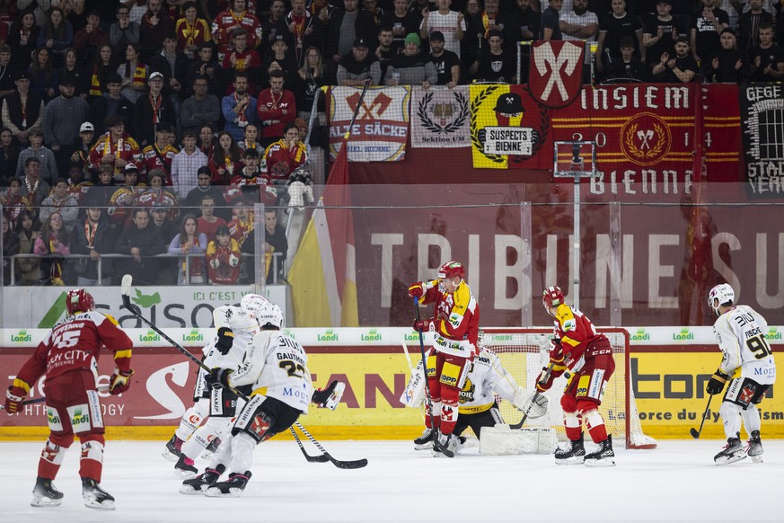 Biels Alexander Yakovenko, links, erzielt das Tor zum 1-1 im Eishockey Meisterschaftsspiel der National League zwischen EHC Biel und HC Ajoie, am Freitag, 27. Oktober 2023, in der Tissot Arena in Biel ...